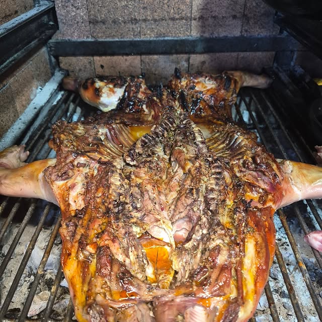 ¿Un cochinillo? Disfrútalo con amigos y familia. Encárgalo al 872 200 985